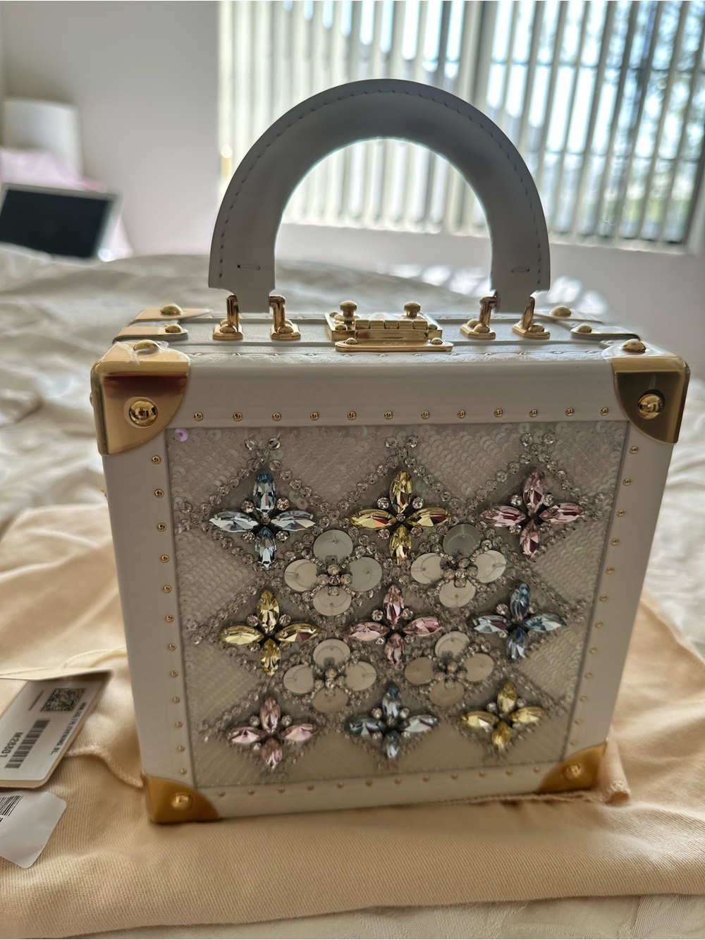 BRAND NEW LOUIS VUITTON WHITE TRUNK CRYSTAL FLOWER M28801